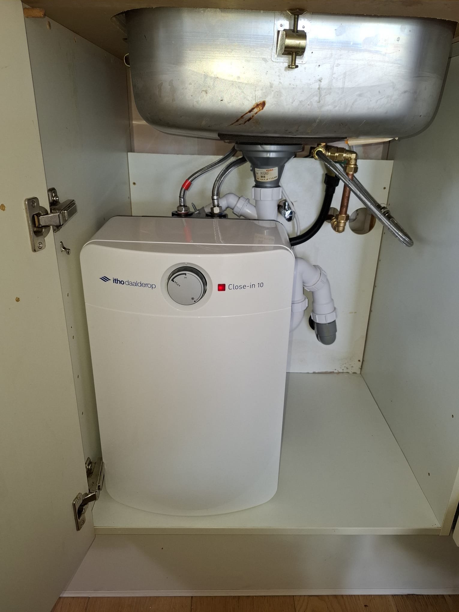 Onderbouwboiler geïnstalleerd en aangesloten op de keuken 